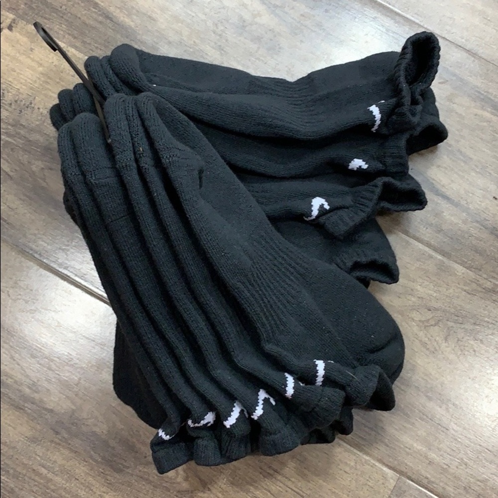 NIKE EVERYDAY COTTON CUSHIONED NO SHOW SOCKS
NWT 6 pairs socks pack